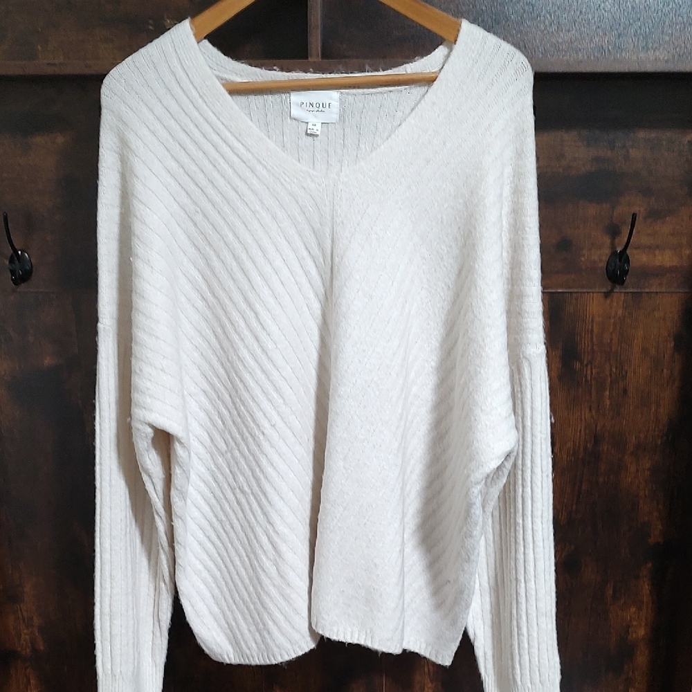 Pinque Women's V-Neck Sweater in Cream